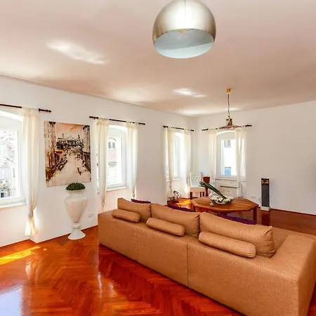 Luxury Serviced In Centre Apartament