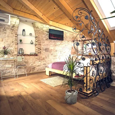 Luxury Serviced In Centre Apartment *