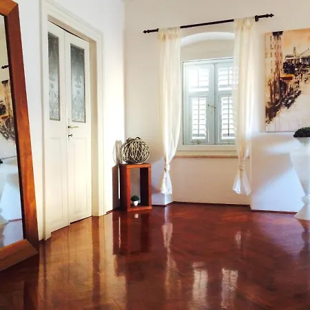 Luxury Serviced In Centre Apartment Split