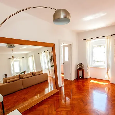 Luxury Serviced In Centre